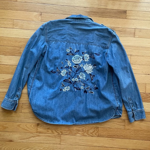 American Eagle Floral Denim Button Down Shirt - Picture 4 of 15